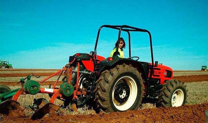 mujer tractor labores