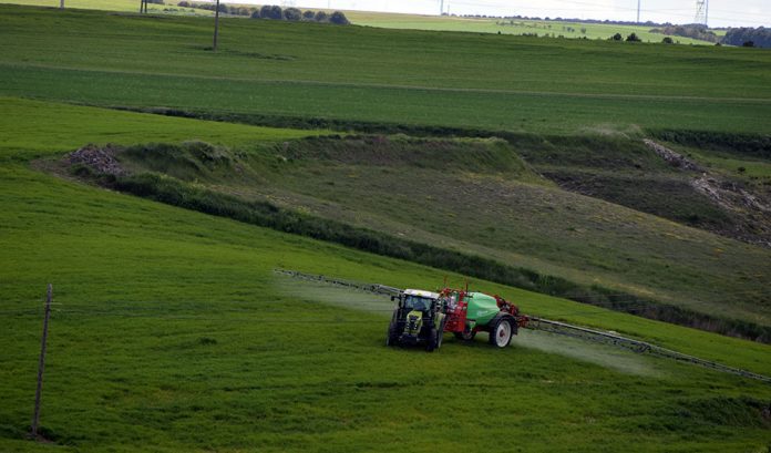 cuba fitosanitario herbicida tractor